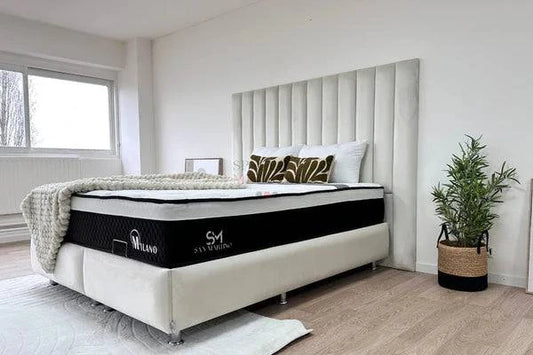 Lit coffre blanc en velours ATHENA de HomeDeLuxe, avec tissu doux et élégant, visible avec son design moderne.
