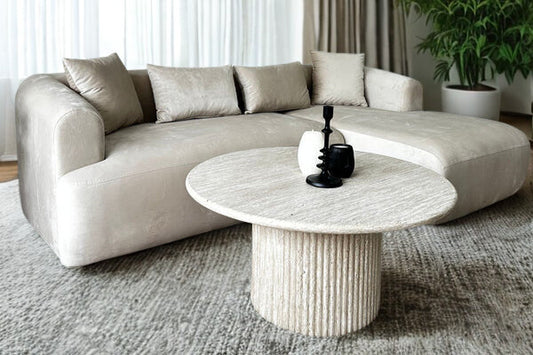 Canapé d'angle en velours beige HomeDeLuxe, design moderne avec coussins confortables, idéal pour salon élégant.