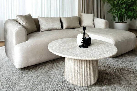 Canapé d'angle en velours beige HomeDeLuxe, design moderne avec coussins confortables, idéal pour salon élégant.