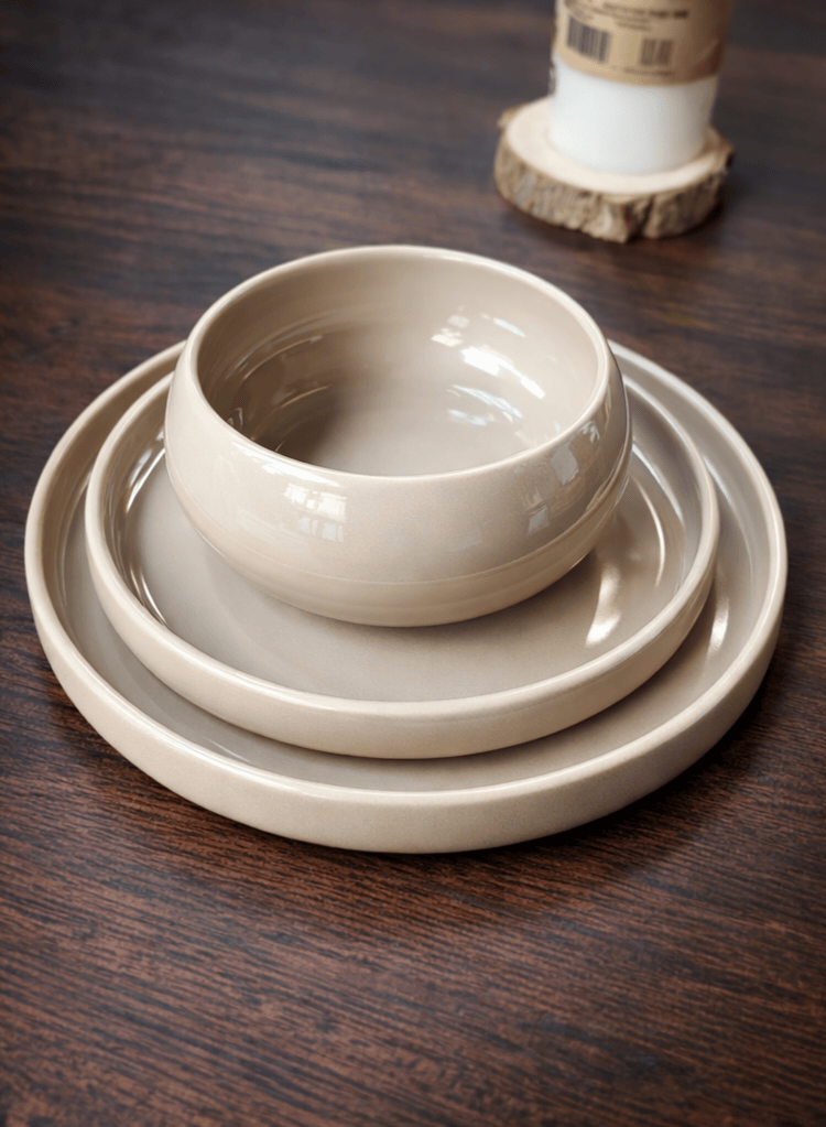 Service de table Japandi HomeDeLuxe avec vaisselle en céramique, assiettes et bols au style minimaliste et élégant.