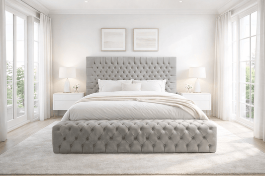 Cadre de lit gris Royal de HomeDeLuxe, structure solide en bois, avec panneau de tête design moderne pour chambre à coucher élégante.