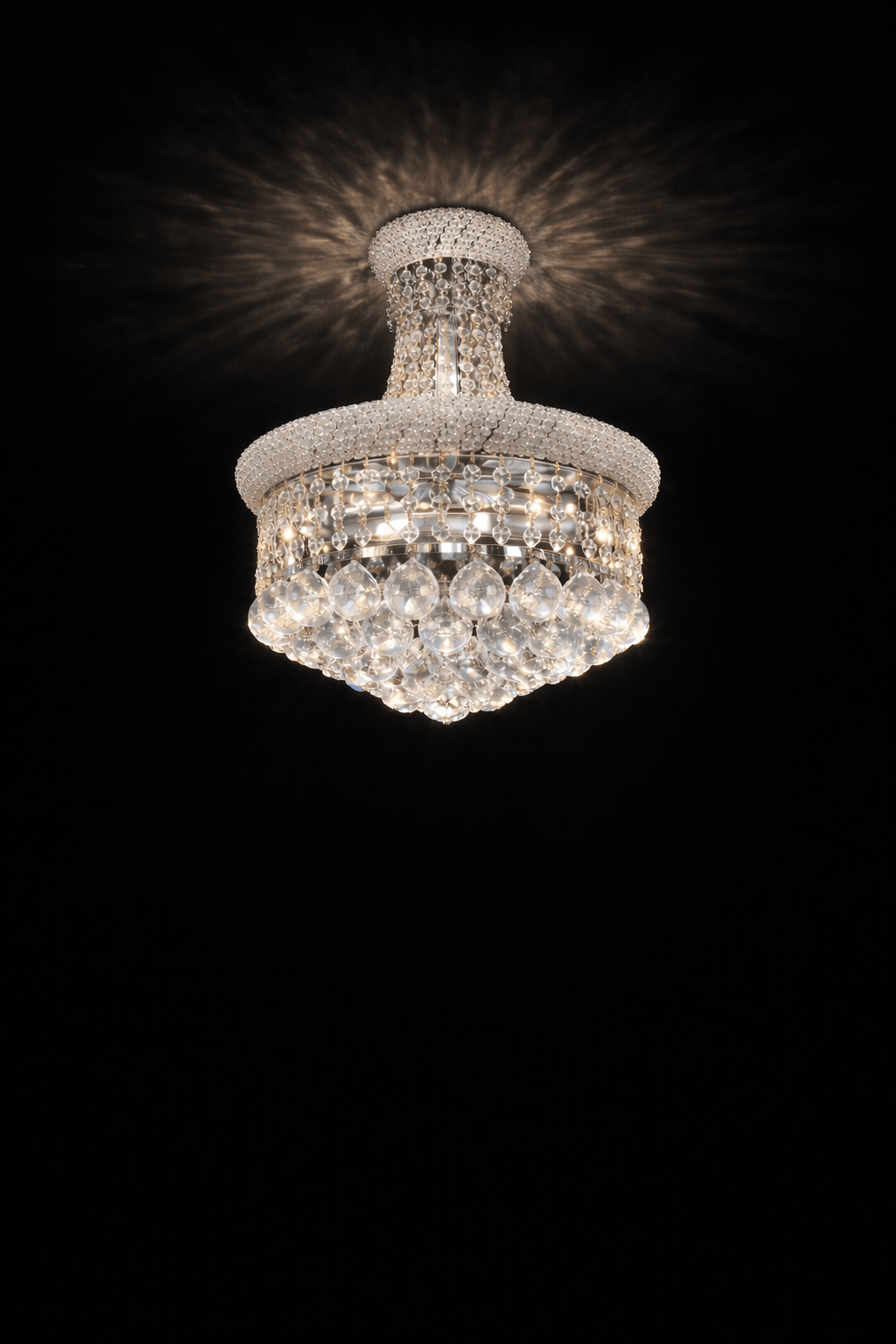 Lustre en cristaux de style moderne de la marque HomeDeLuxe, suspendu avec des cristaux brillants et un cadre élégant.