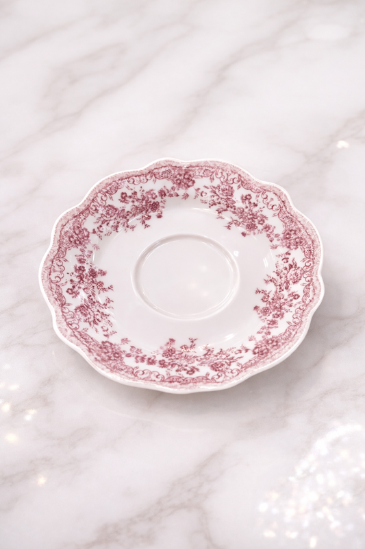 Tasses et sous-tasses vintage rouges de la marque HomeDeLuxe, en céramique avec design classique, visibles en détail sur l'image.