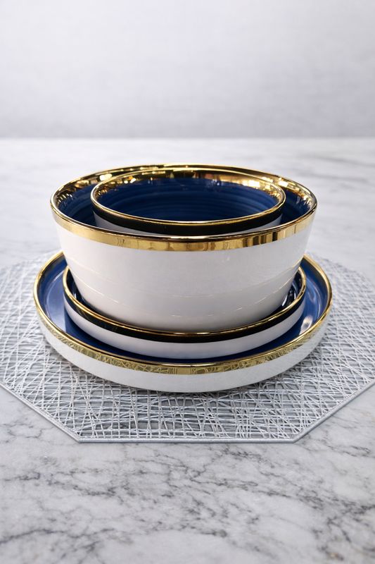 Service de table HomeDeLuxe bleu et doré, ensemble élégant avec assiettes et couverts dans une ambiance sophistiquée.