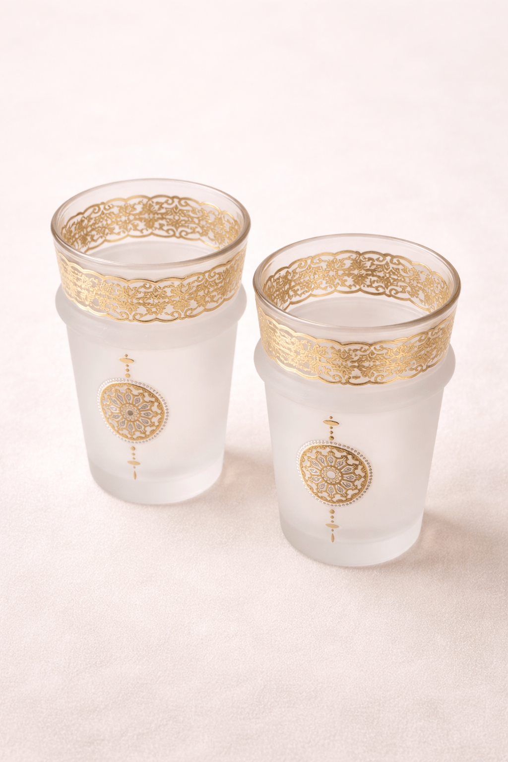 Douze verres à thé en verre transparent de la marque HomeDeLuxe, avec design élégant et poignée, pour thé chaud ou froid.