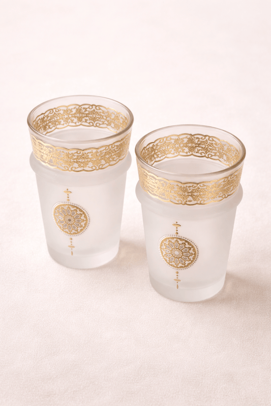 Douze verres à thé en verre transparent de la marque HomeDeLuxe, avec design élégant et poignée, pour thé chaud ou froid.