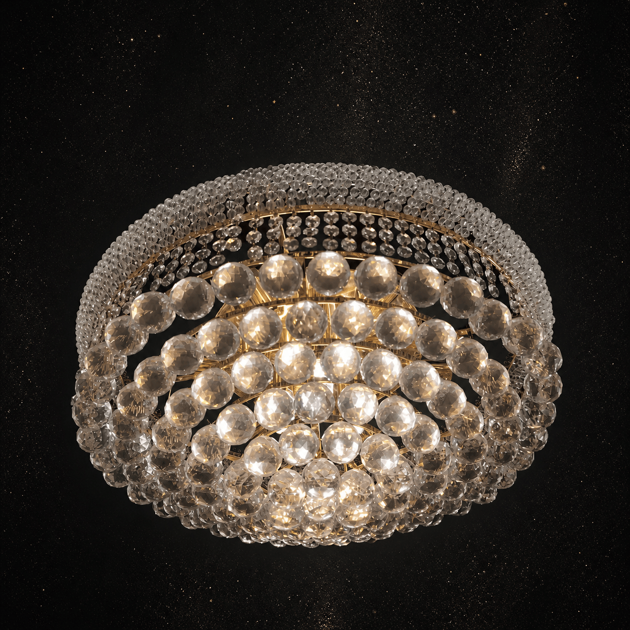 Lustre en cristaux HomeDeLuxe avec pendeloques suspendues et cadre métallique élégant pour une décoration intérieure sophistiquée.