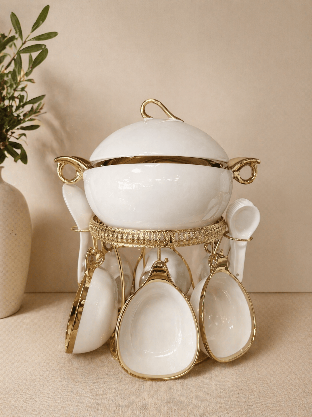 Soupière blanche et dorée HomeDeLuxe en porcelaine avec motif élégant, idéale pour présenter des soupes ou des plats.
