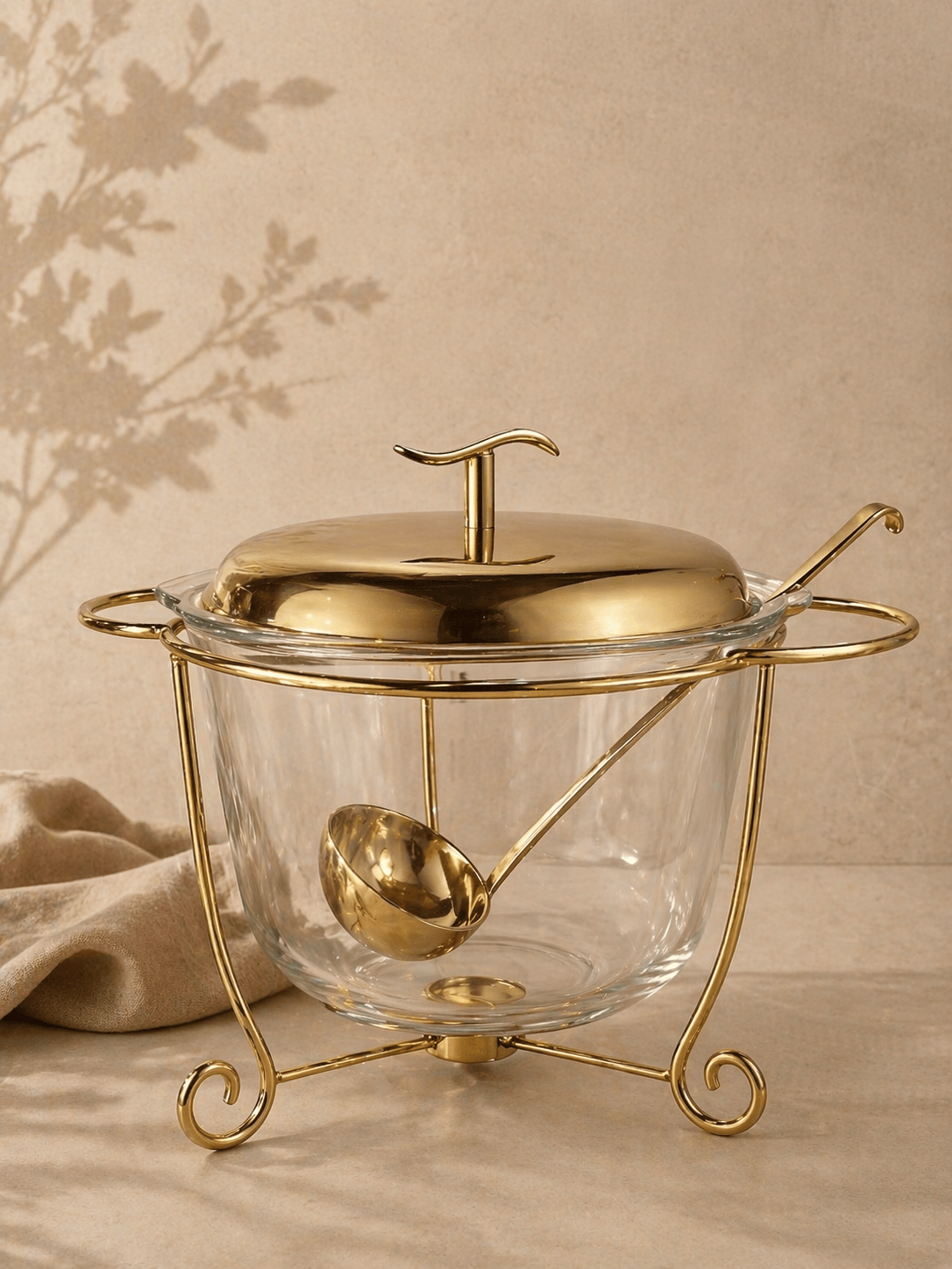 Soupière transparente avec finition dorée de la marque HomeDeLuxe, élégante et raffinée pour présenter la soupe.