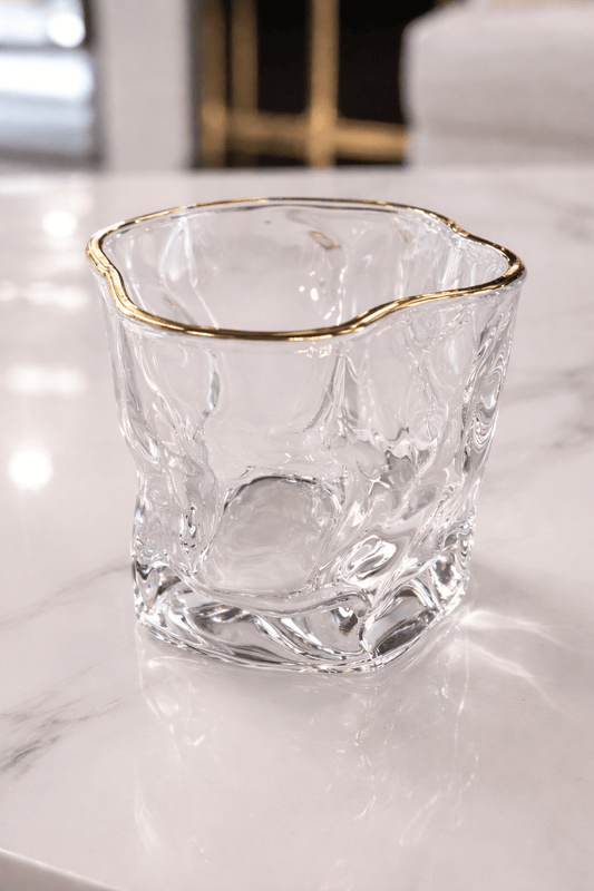 Six verres à eau en verre transparent de la marque HomeDeLuxe, avec une forme élégante et un design simple.