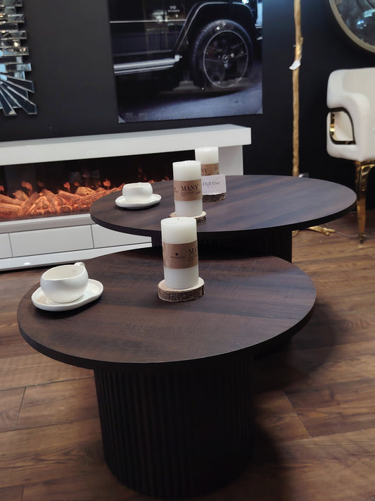 Deux tables basses en bois de style moderne de la marque HomeDeLuxe, avec surfaces en bois clair et design épuré.