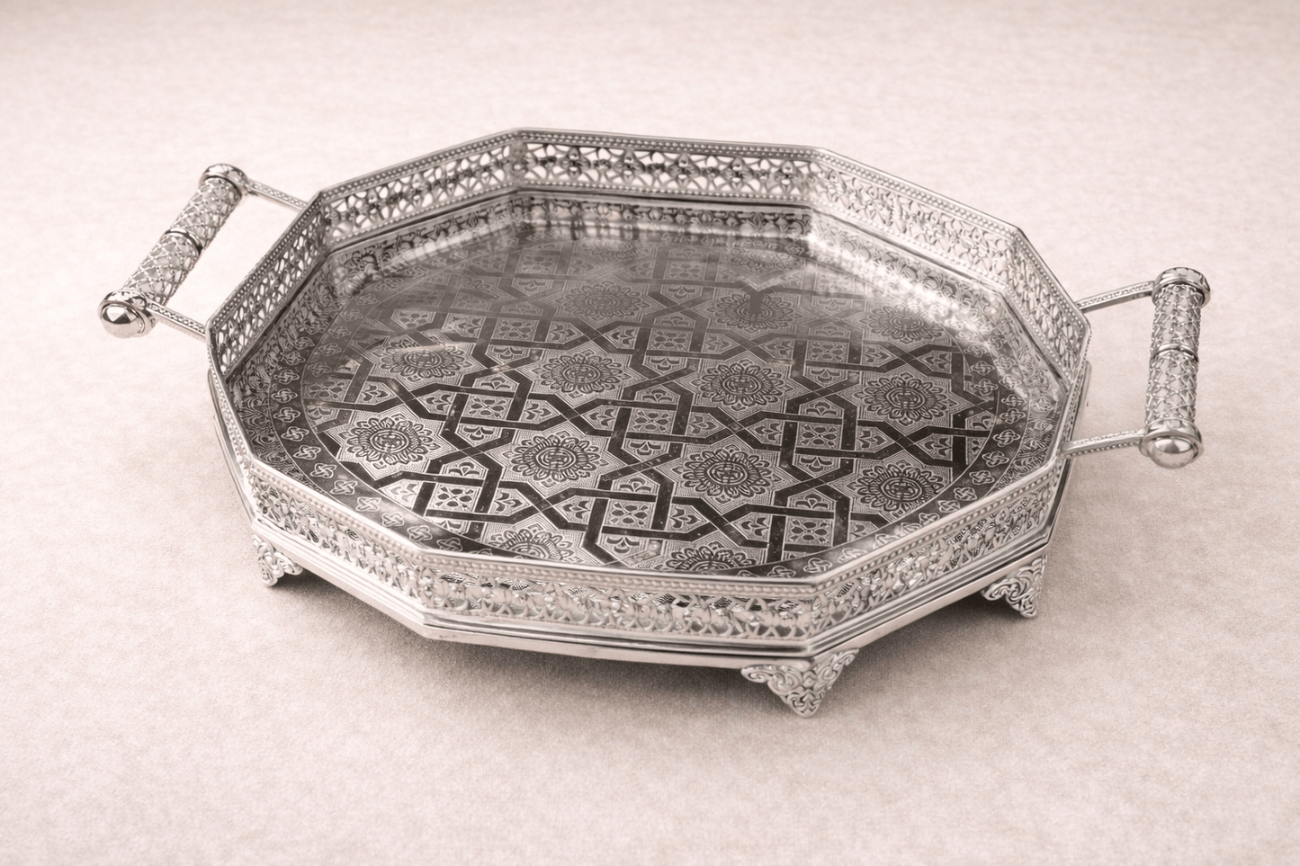 Plateau Fès majestueux de la marque HomeDeLuxe, en bois orné de motifs traditionnels marocains.