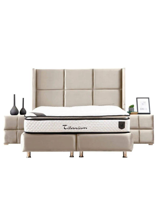 Lit coffre RIO beige en velours de HomeDeLuxe, avec cadre en bois et tissu doux visible en image.