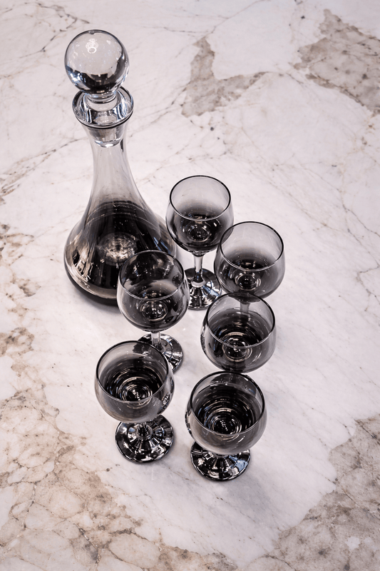 Carafe fumée avec 6 verres à pied en verre transparent, design élégant et moderne, pour servir boissons.