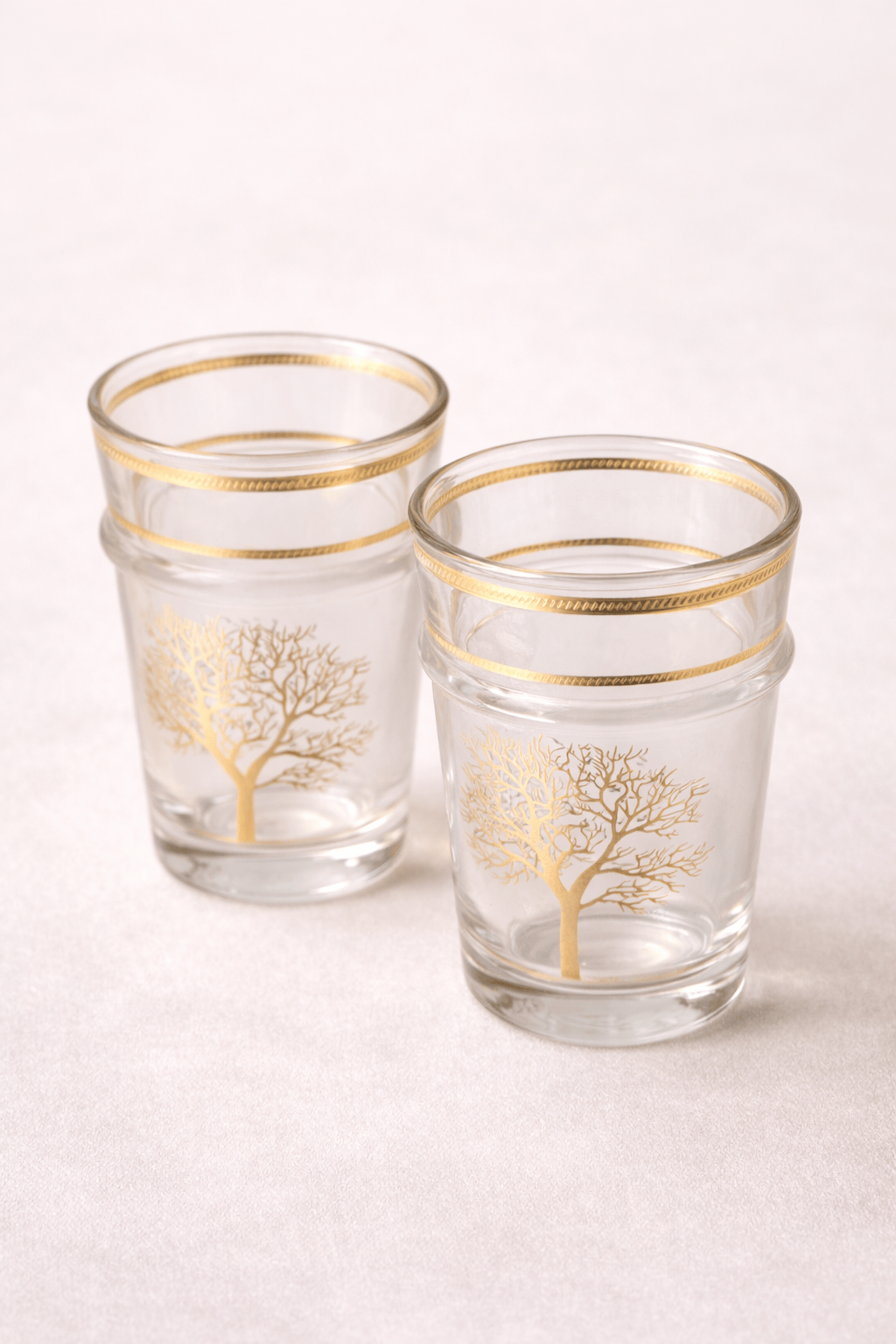 Verres à thé en verre transparent avec motif arbre, design élégant de la marque HomeDeLuxe, idéal pour servir du thé.
