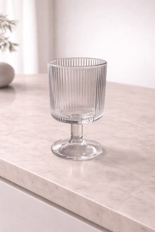 Verres à pied élégants de la marque HomeDeLuxe, avec un design sophistiqué et transparent, parfaits pour les occasions spéciales.