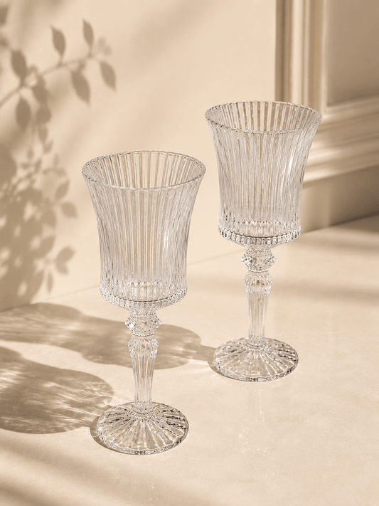 Douze verres à pied Elégance de HomeDeLuxe, verres élégants pour boissons, avec un design sophistiqué en verre transparent.