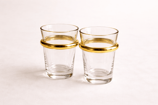 Douze verres à thé Beldi argentés de style traditionnel, fabriqués par HomeDeLuxe, avec motifs ornés en argent.