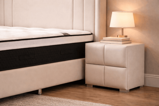 Table de chevet en velours beige HomeDeLuxe avec tiroirs, design élégant et finition douce, idéale pour chambre moderne.