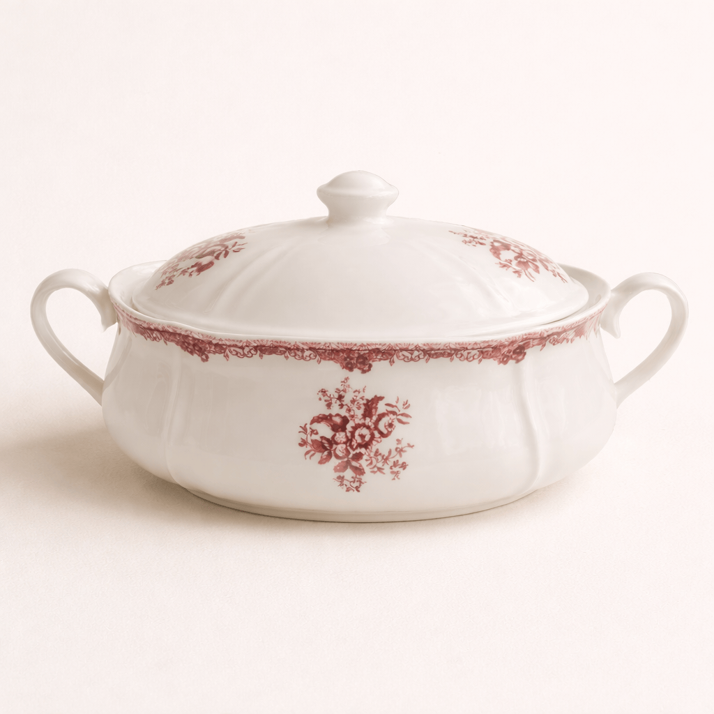 Soupière vintage aux teintes rouge profond, ornée de délicats motifs floraux - Home de Luxe France