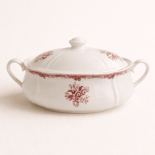 Soupière vintage aux teintes rouge profond, ornée de délicats motifs floraux - Home de Luxe France