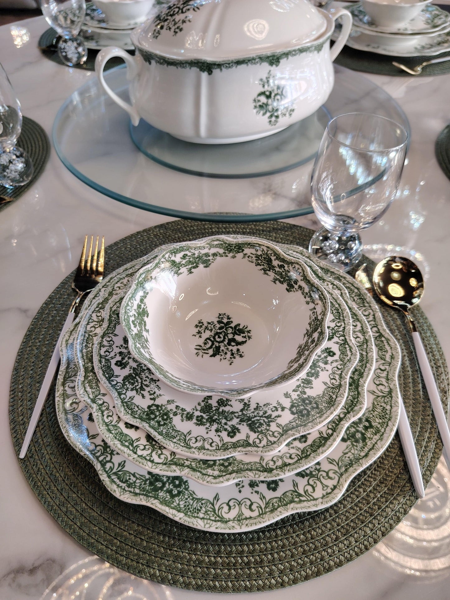 Service de table vert HomeDeLuxe avec assiettes, verres et couverts élégants pour la décoration de table.