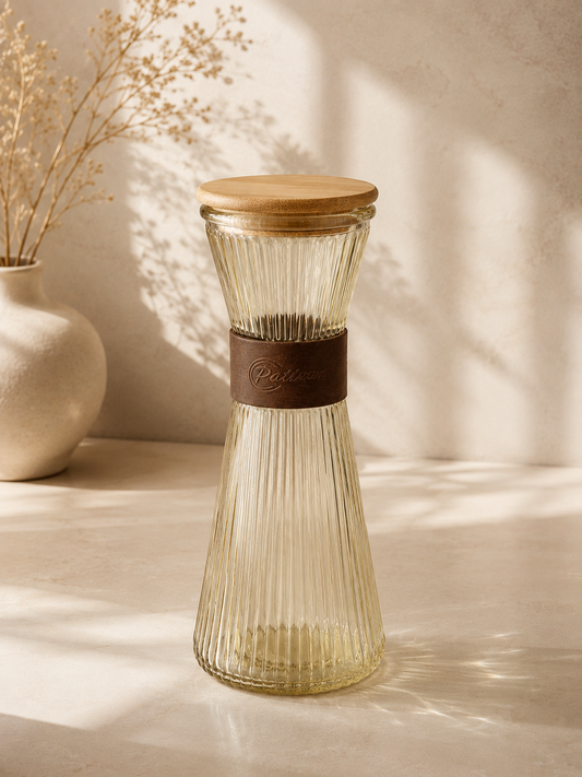 Carafe jaune HomeDeLuxe en verre avec bec verseur, vue de face sur un fond neutre.