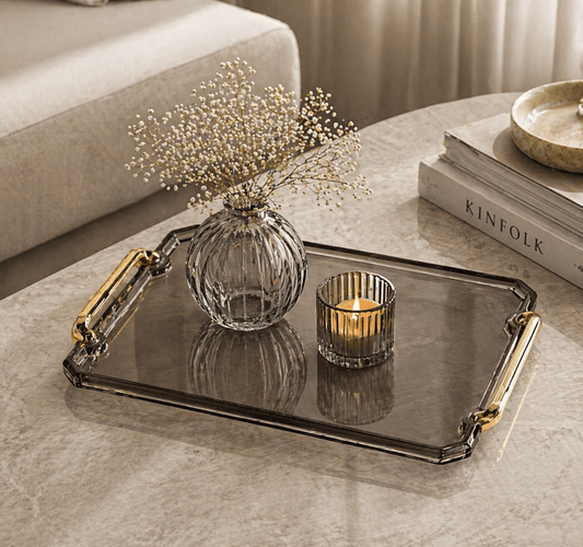 Plateau décoratif rectangulaire en plastique effet verre avec poignées dorées, design élégant pour la décoration intérieure.