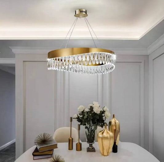 Lustre rond suspendu doré de 60cm avec pampilles en verre, éclairage élégant pour salon ou salle à manger.