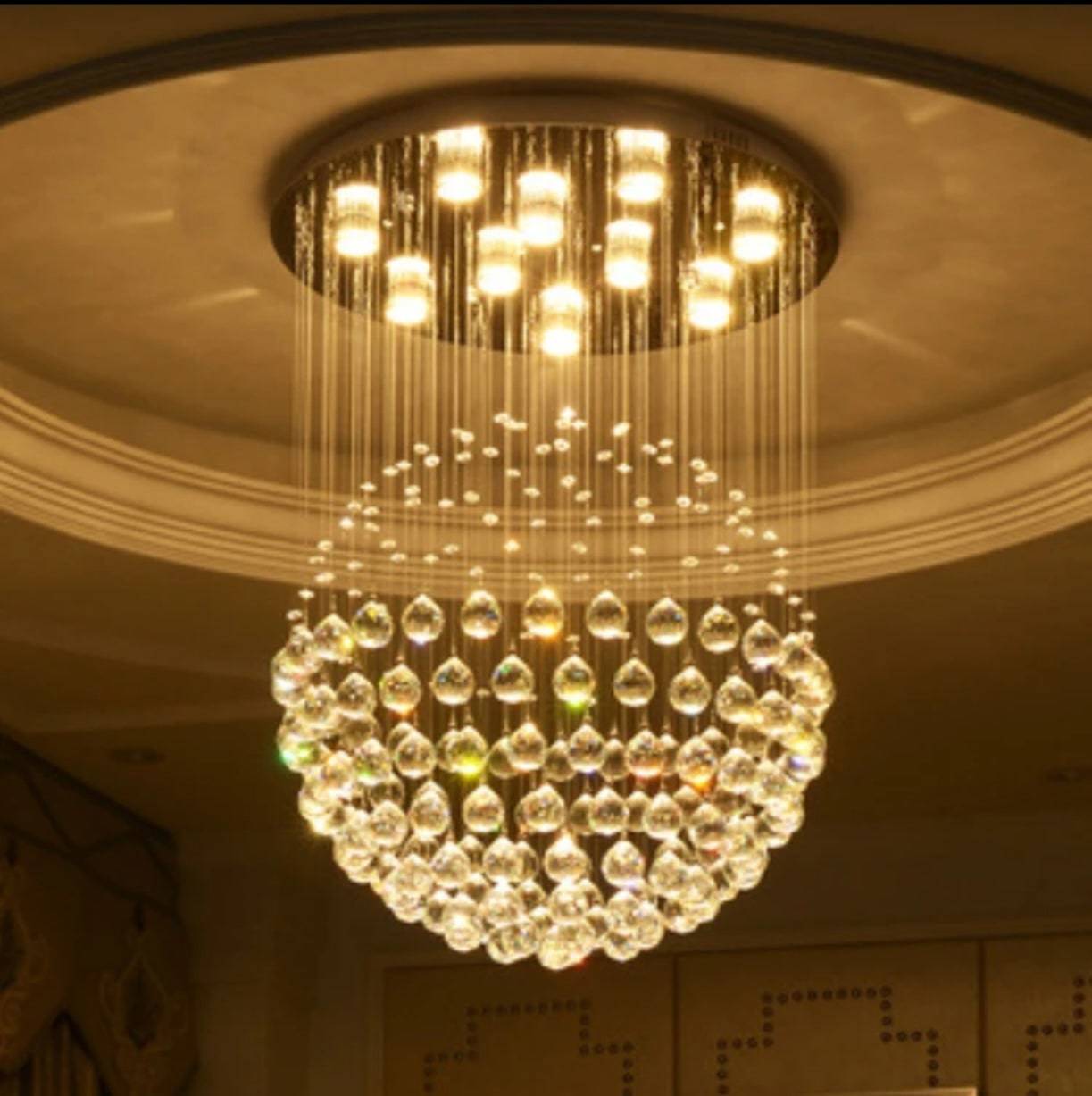 Lustre design contemporain en cascade de la marque HomeDeLuxe, avec plusieurs ampoules suspendues élégantes et modernes.