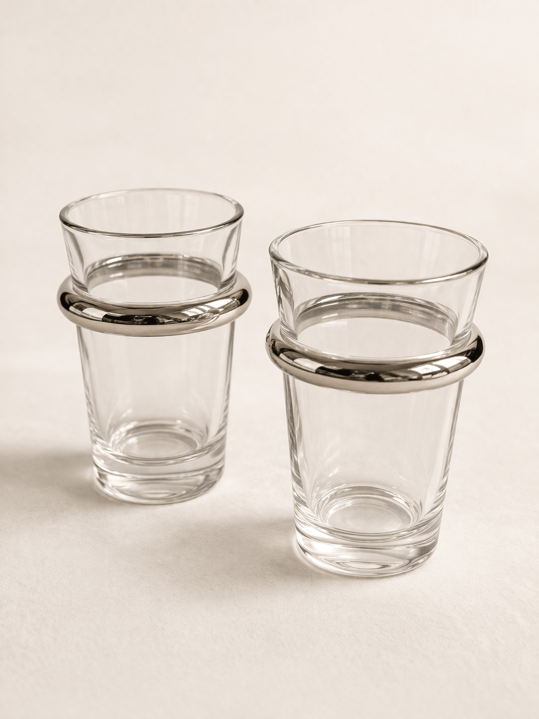 Douze verres à thé Beldi argentés de style traditionnel, avec détails élégants, pour dégustation de thé raffinée.