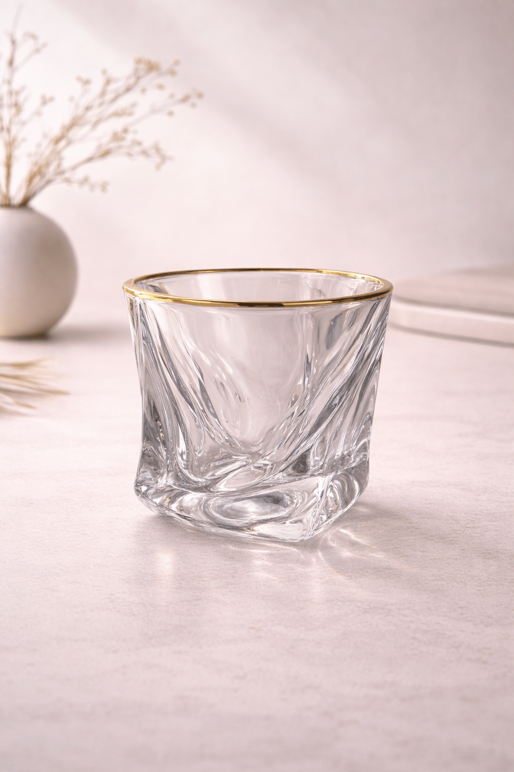 Verres à cocktail twist dorés de la marque HomeDeLuxe, avec finition élégante et design moderne.