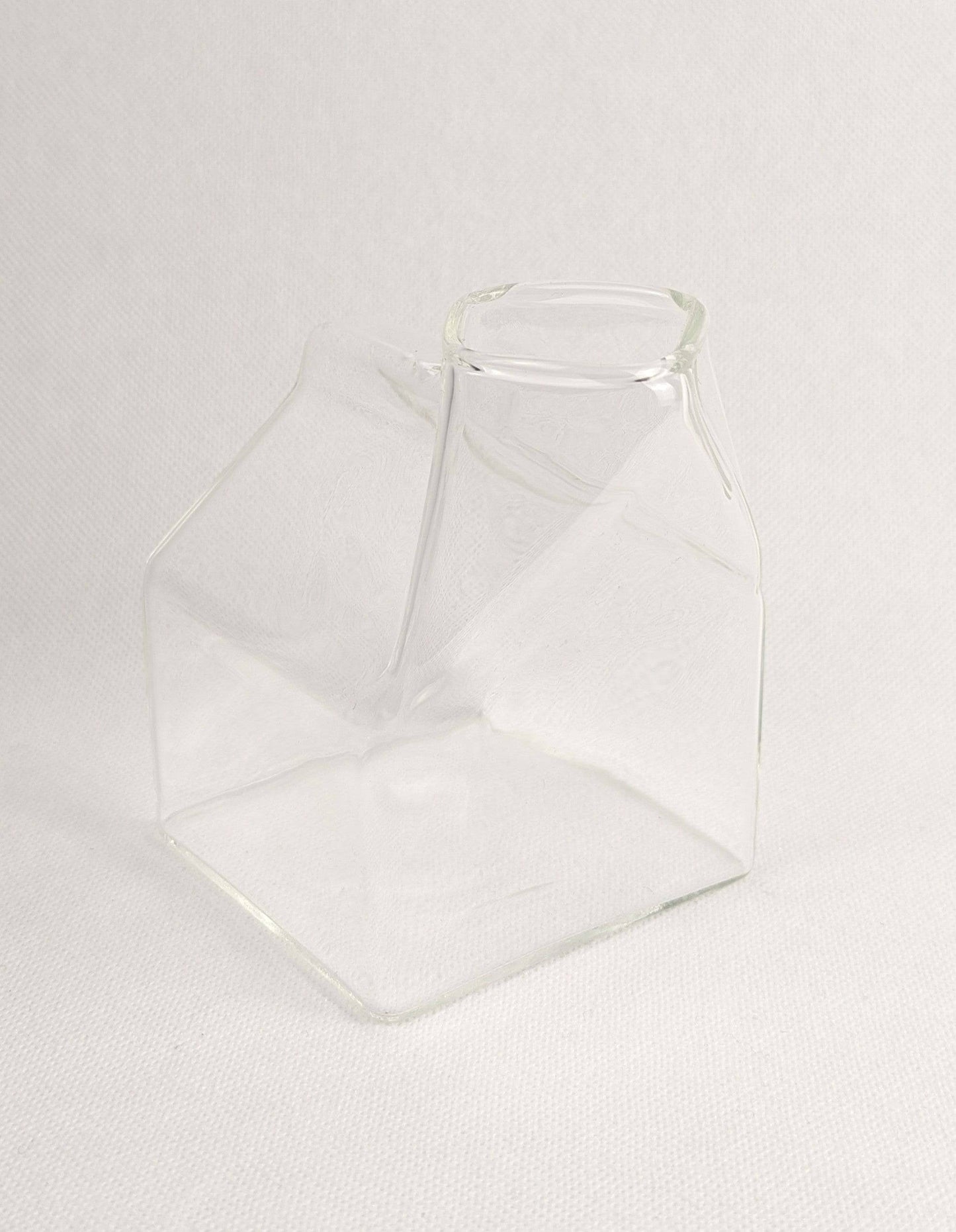 Brique de lait HomeDeLuxe, emballage en carton blanc avec étiquette, vue de face sur un fond neutre