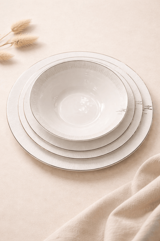 Service de table Royal de HomeDeLuxe avec assiettes, verres et couverts élégants pour une présentation sophistiquée.