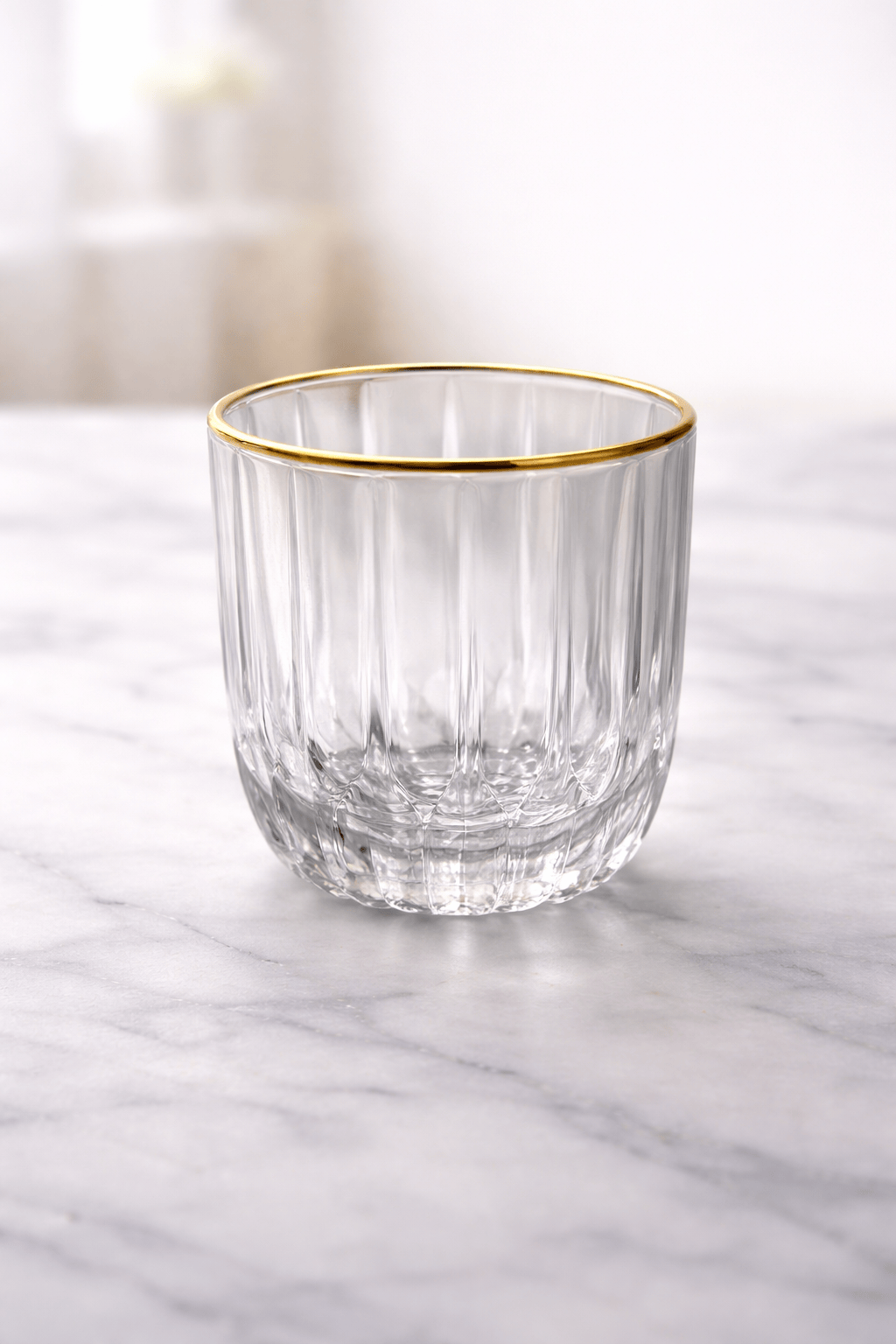 Verres Linea gold de HomeDeLuxe, élégants verres à dîner avec finition dorée, présentés côte à côte sur une surface claire.