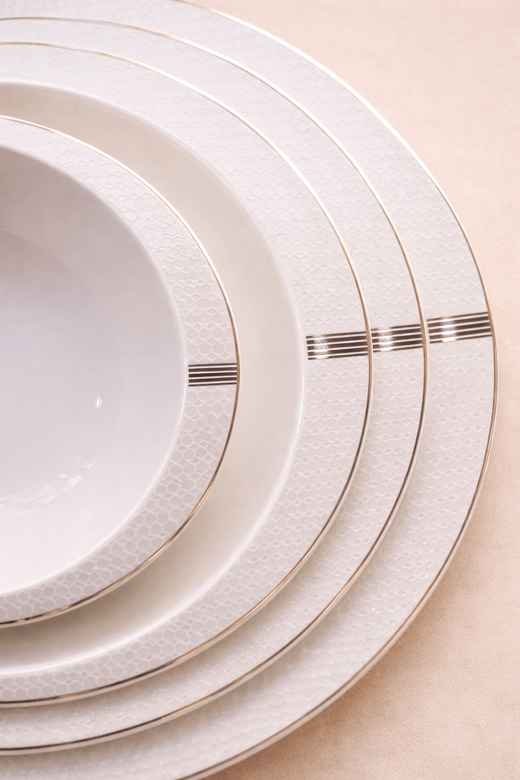 Service de table HomeDeLuxe Nahl, ensemble élégant avec assiettes et couverts en porcelaine pour repas raffinés.