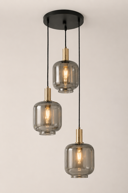 Lustre en cascade de style moderne avec des ampoules en verre ambré, suspendu pour une décoration élégante et chaleureuse.