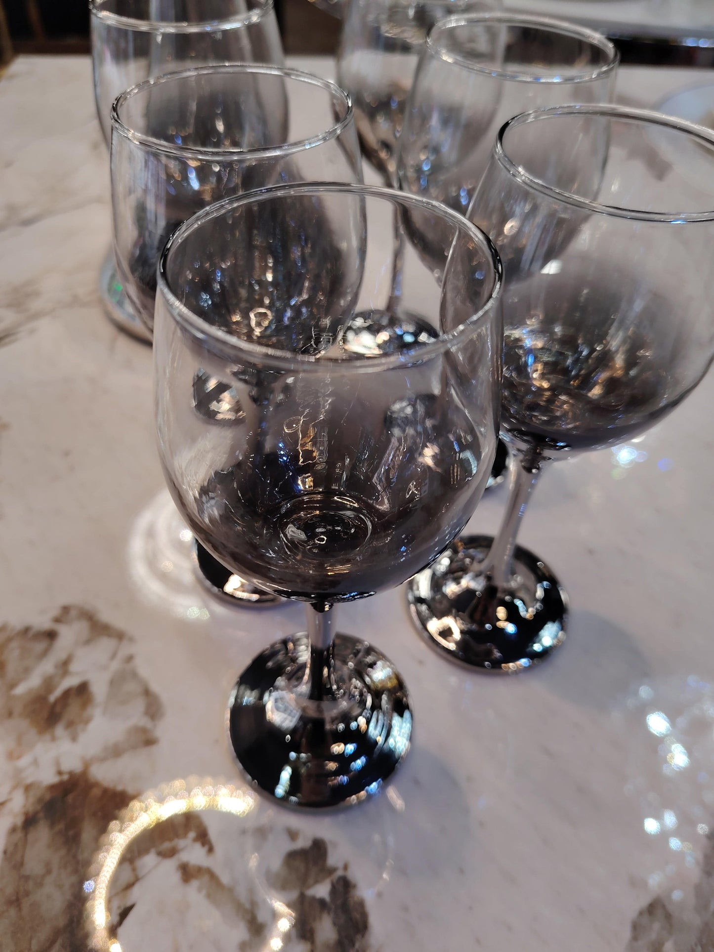 Carafe fumée et 6 verres à pied en verre, ensemble élégant de la marque HomeDeLuxe pour servir boissons avec style.