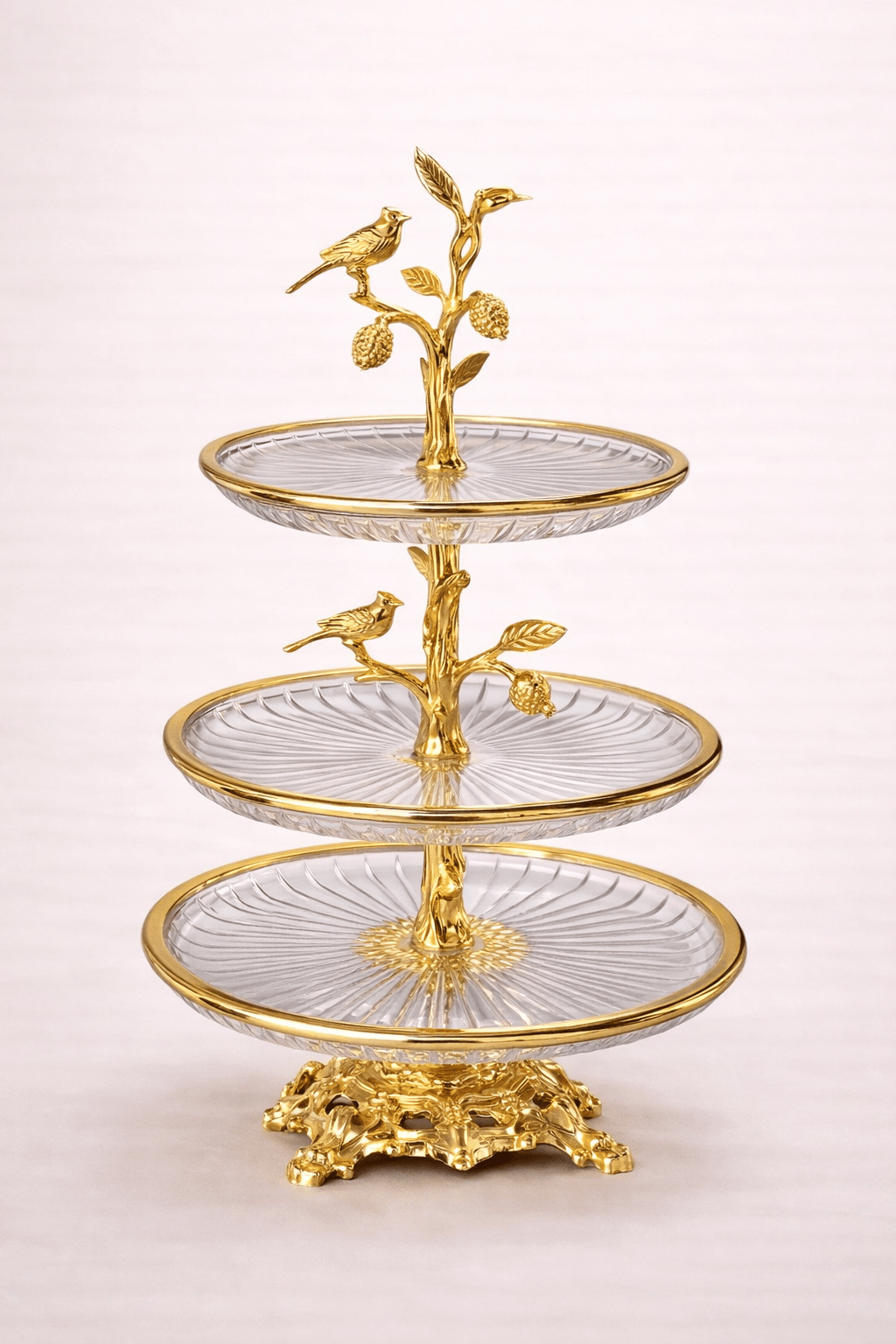 Présentoir élégant à trois étages en verre avec ornements dorés - Home de Luxe France