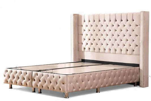 Lit coffre beige en velours capitonné de la marque HomeDeLuxe, avec design élégant et finition douce visible en image.