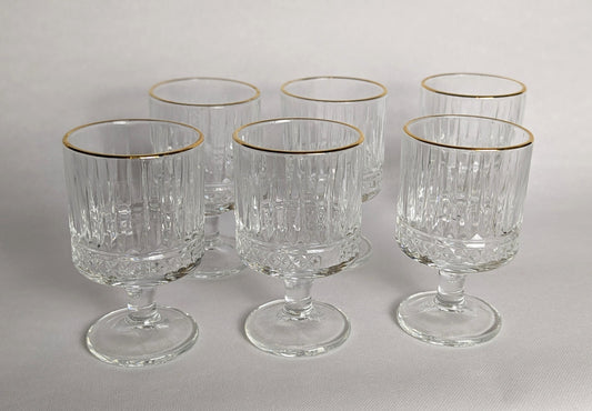 6 verres à eau en verre transparent de la marque HomeDeLuxe, avec un design simple et élégant.
