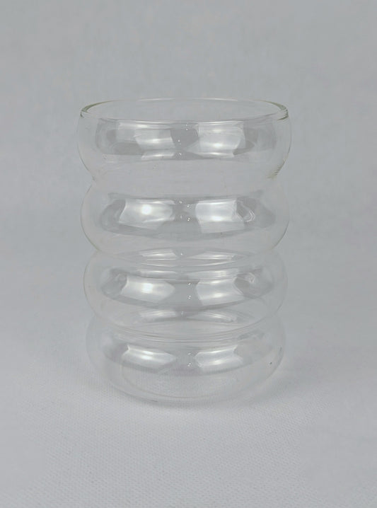 Verre vague en verre transparent de la marque HomeDeLuxe, avec un design ondulé élégant et moderne.
