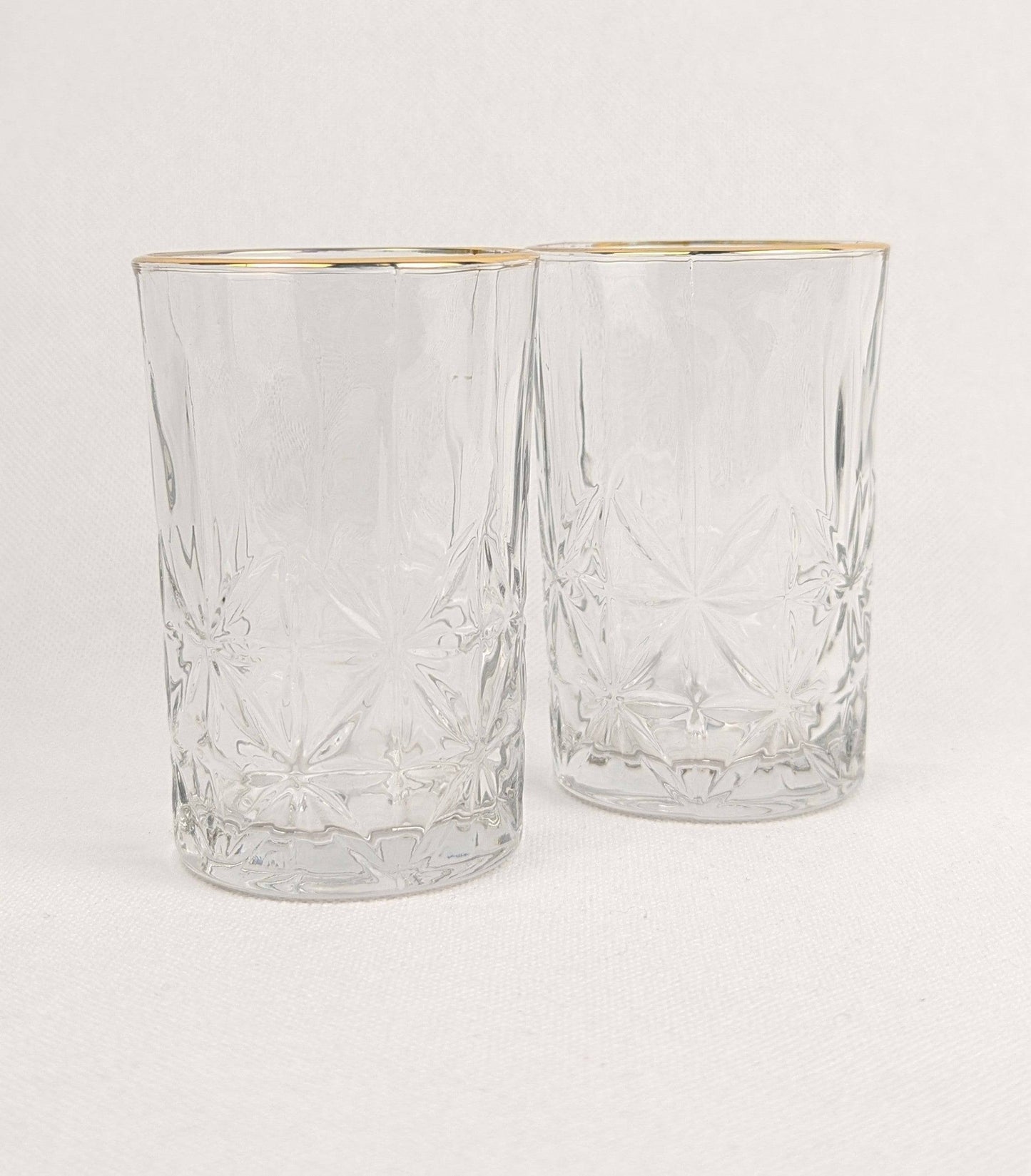 Verres à thé HomeDeLuxe Six verres à thé élégants en verre transparent avec poignées, pour servir du thé avec style.