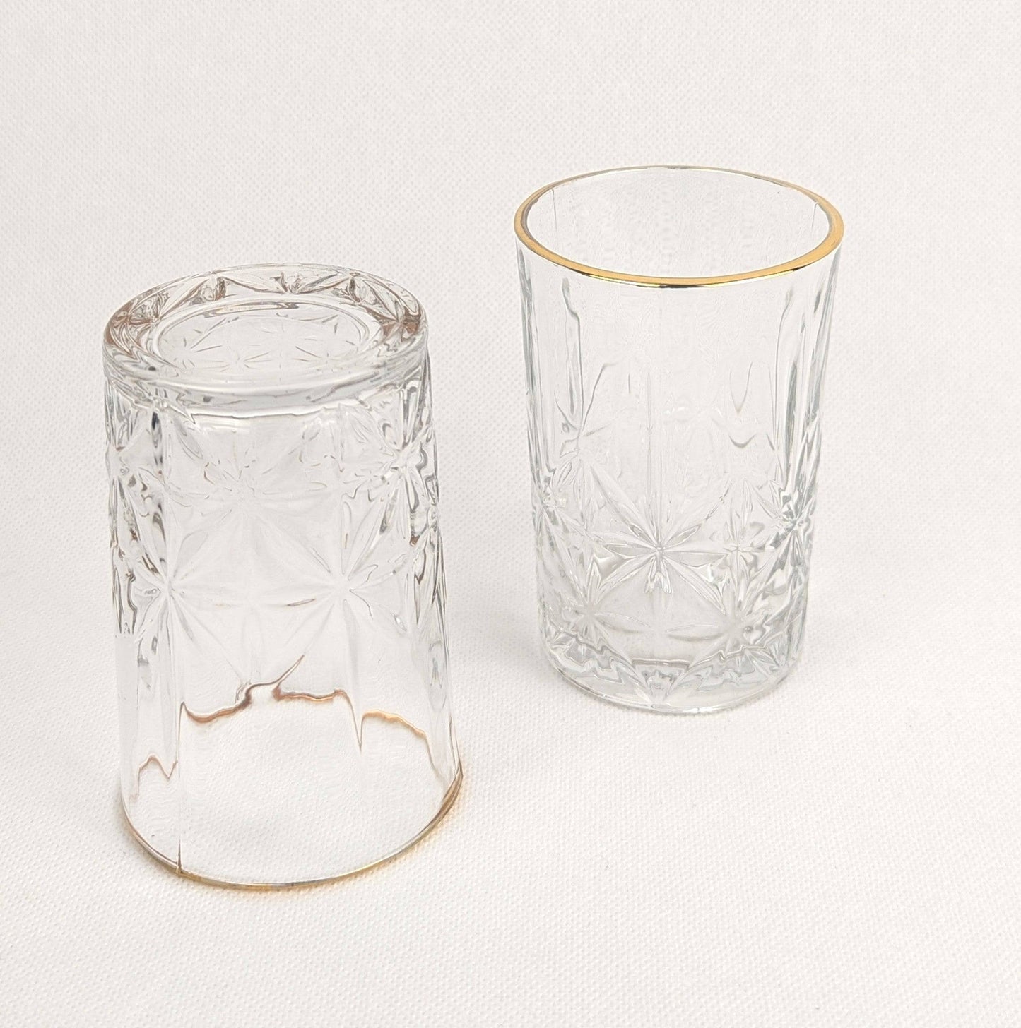 Six verres à thé en verre transparent de la marque HomeDeLuxe, élégants et délicats pour servir du thé.