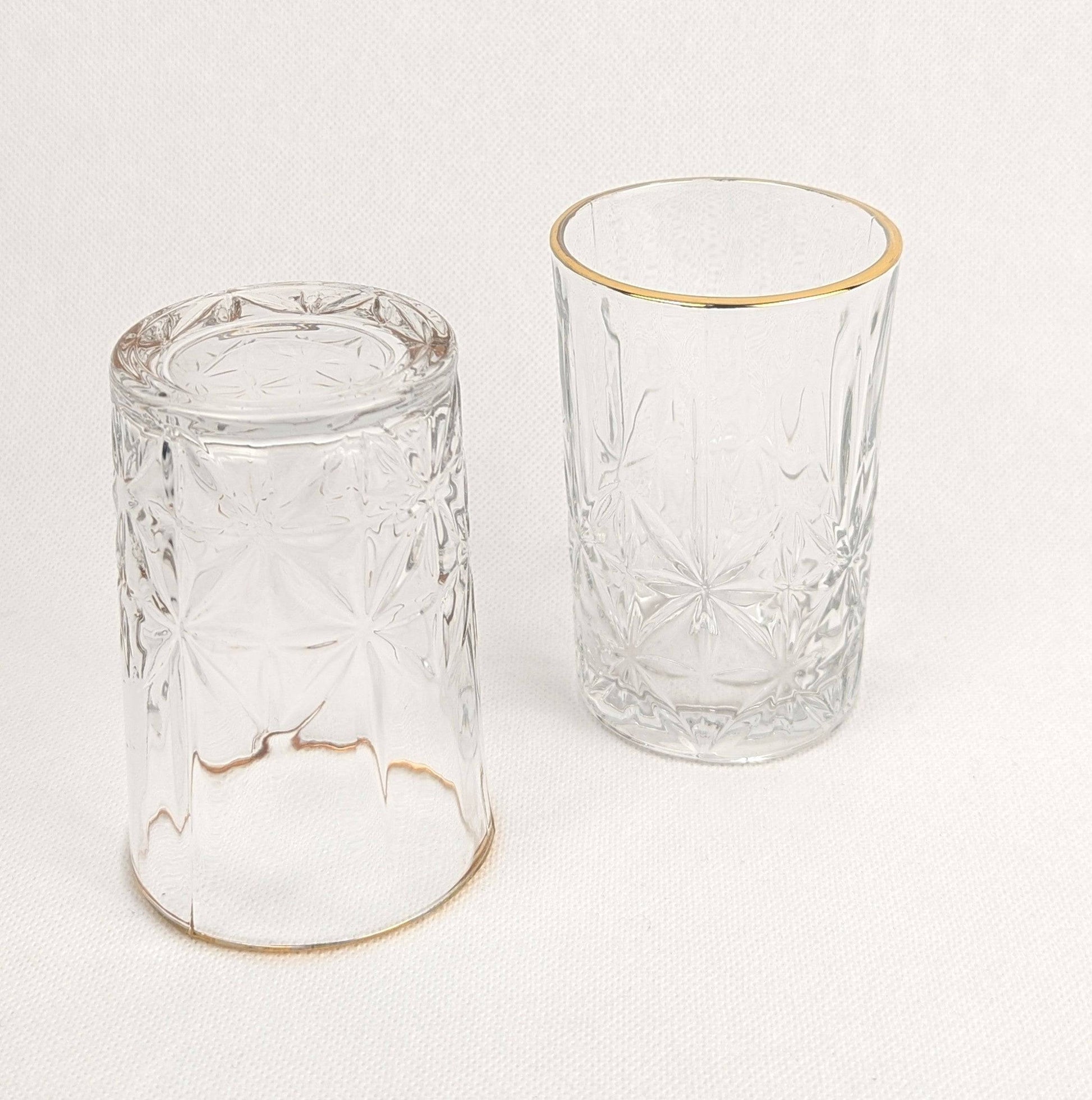 Six verres à thé en verre transparent de la marque HomeDeLuxe, élégants et délicats pour servir du thé.