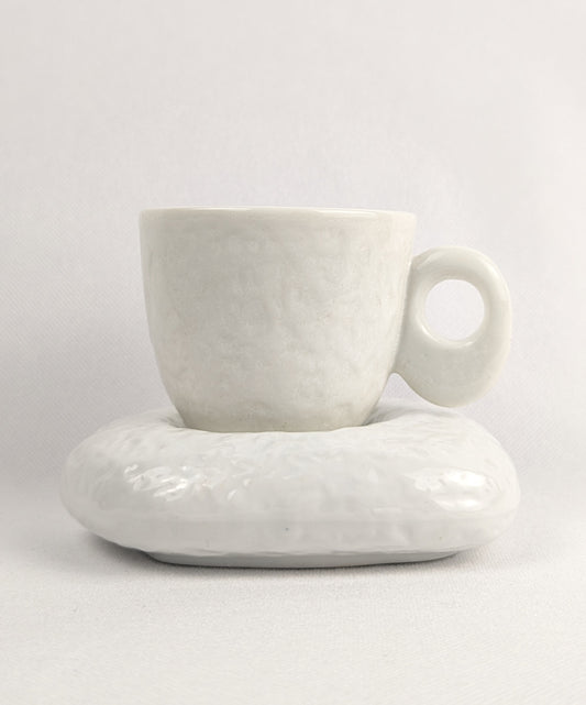 Six tasses à café en pierre HomeDeLuxe, élégantes, avec poignées, disposées sur une table en bois.