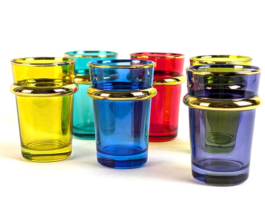 12 verres à thé beldi colorés de la marque HomeDeLuxe, en verre transparent avec motifs colorés, parfaits pour le thé.