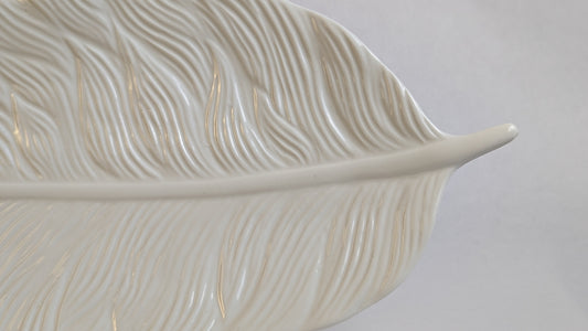 Plateau en plume de style élégant, fabriqué par HomeDeLuxe, avec surface ornée de plumes blanches et détails raffinés.