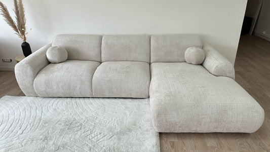 Canapé Cloud Marbella en tissu crème de HomeDeLuxe, avec coussins confortables et design moderne pour salon élégant.