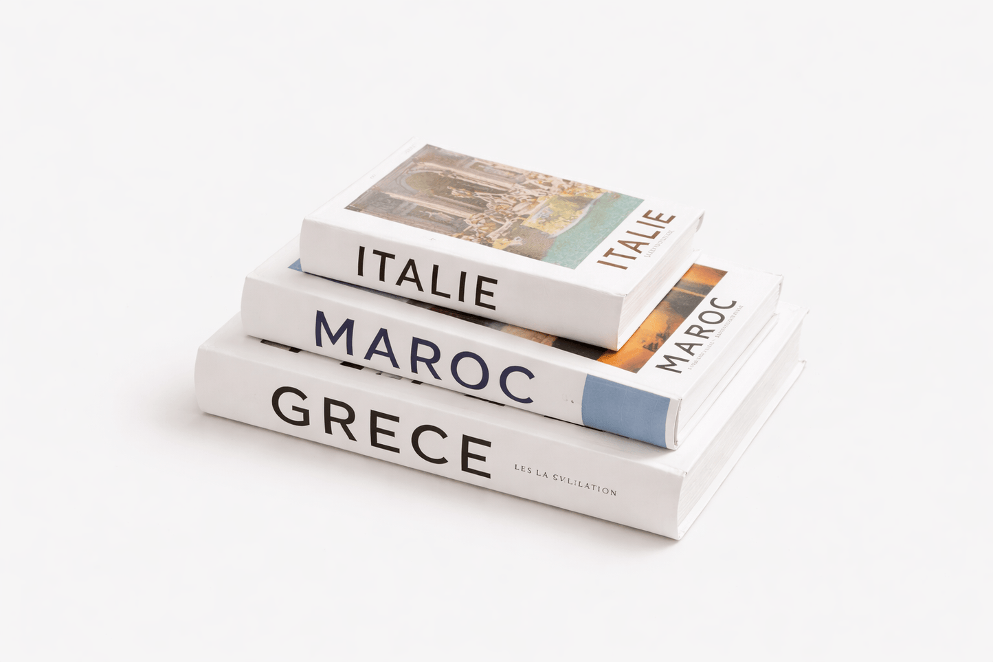 Trois livres décoratifs de la marque HomeDeLuxe, empilés dans une boîte élégante pour la décoration intérieure.
